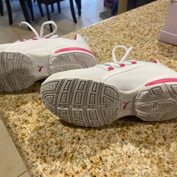 Puma kids sneakers, white with pink outline and yellow puma icon - Picture 2 of 3